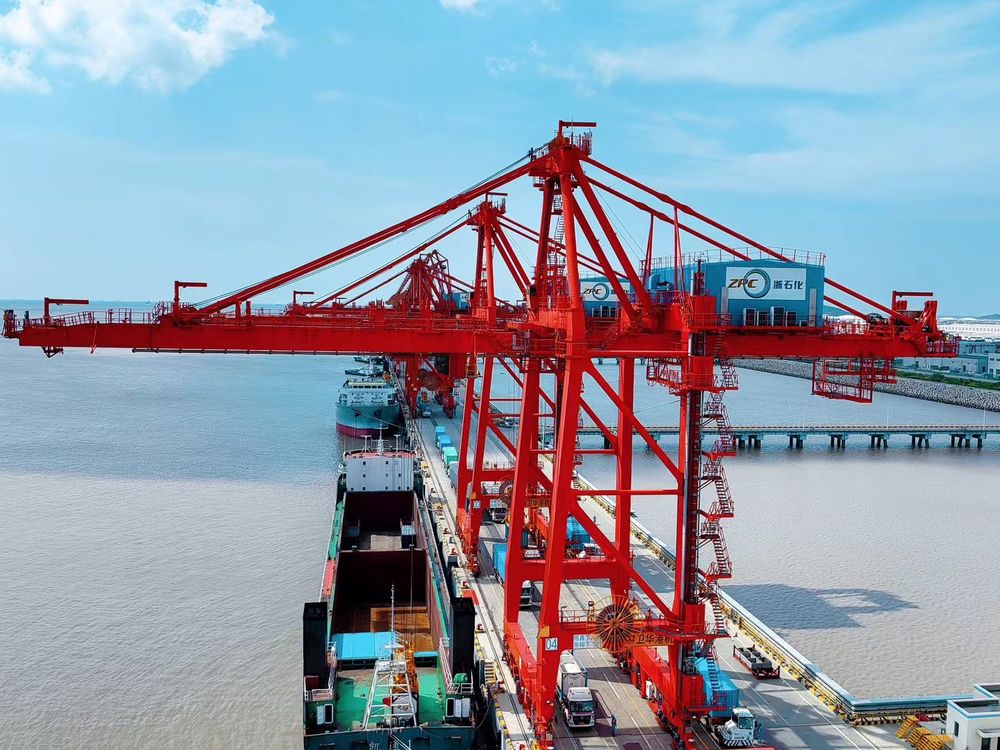 Rail-mounted gantry crane working a vessel alongside